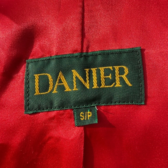 Stunning Vintage 90s Danier red suede coat w/ gold toggles - Picture 14 of 14